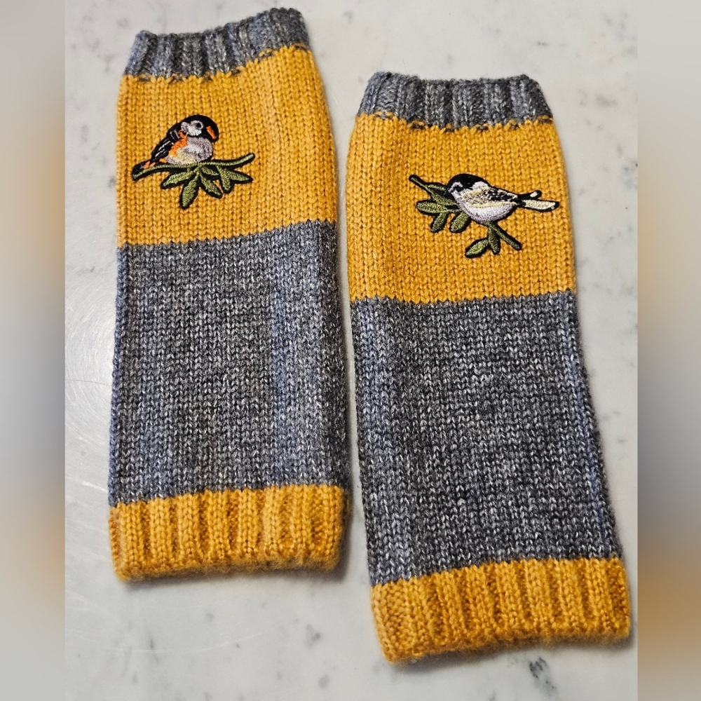🌟 BNWOT - Yellow & Gray Bird Embroidered Knitted Fingerless Gloves 🐦 🐦‍⬛